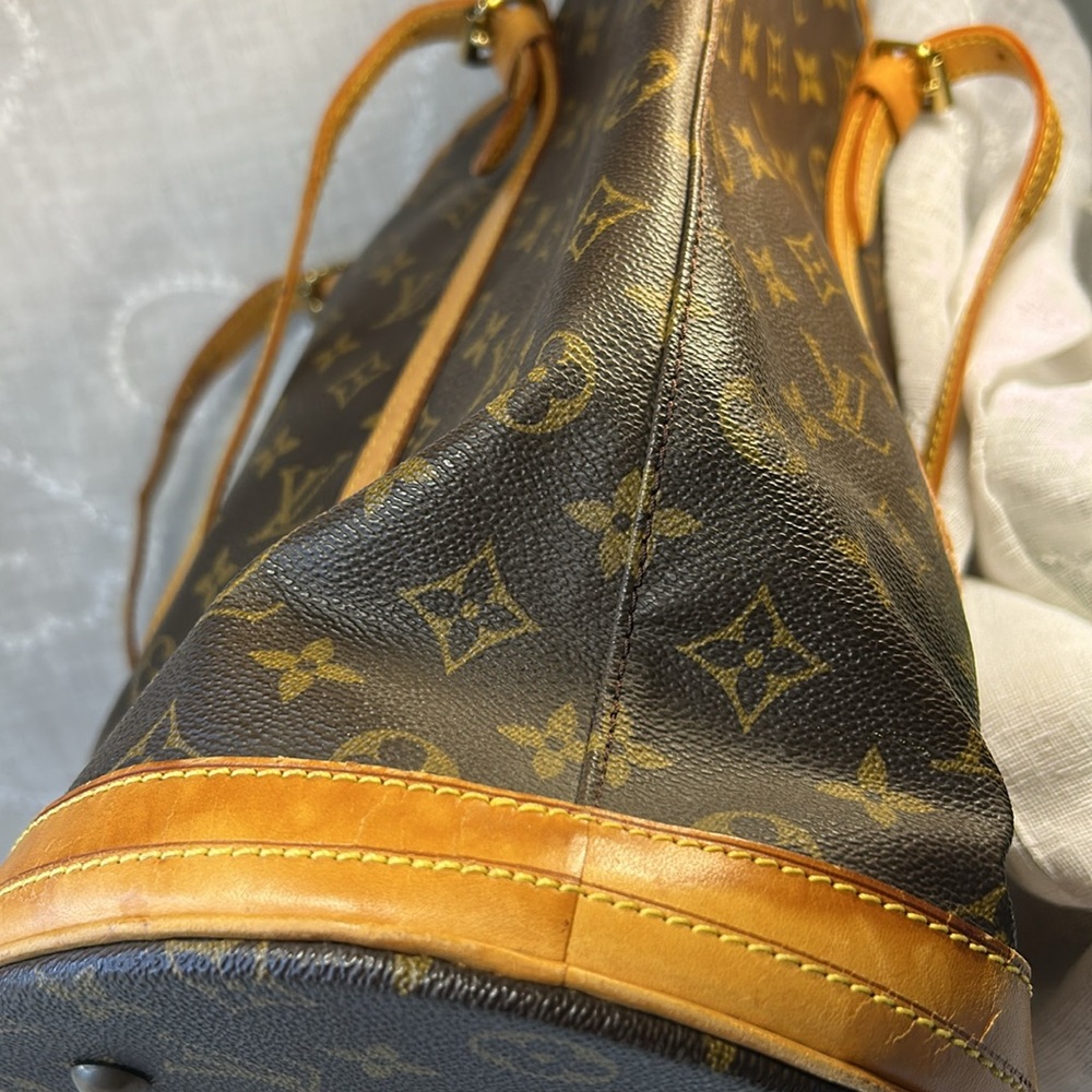 Louis Vuitton leather large bucket GM bag with chain leash inside - Picture 15 of 16